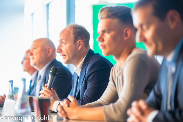 Tobias Ehrenberg vom Wochenblatt begrüßt die Gäste... | Foto: Roland Kohls