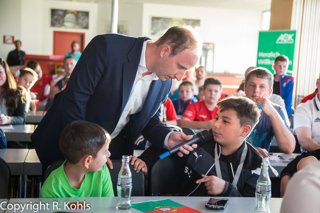 Die jungen Fußballspieler konnten Fragen stellen... | Foto: Roland Kohls