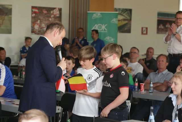 Jedes Team hat die Fahne des zugelosten Landes überreicht bekommen | Foto: Jens Vollmer