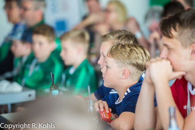 Spannung bei der Auslosung. | Foto: Roland Kohls