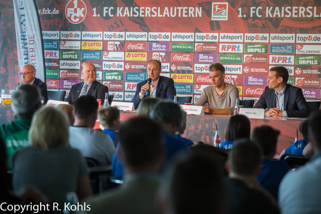 Die AOK-Geschäftsführer Willi Hölzle und Reinhard Tenzer, Tobias Ehrenberg vom Wochenblatt und Mini-WM-Organisator, Nicklas Shipnoski und Wochenblatt-Geschäftsführer Rainer Zais (von links). | Foto: Roland Kohls