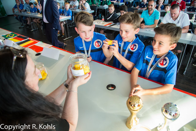 Zunächst zogen die ausrichtenden Vereine ihre Nationalmannschaft. | Foto: Roland Kohls