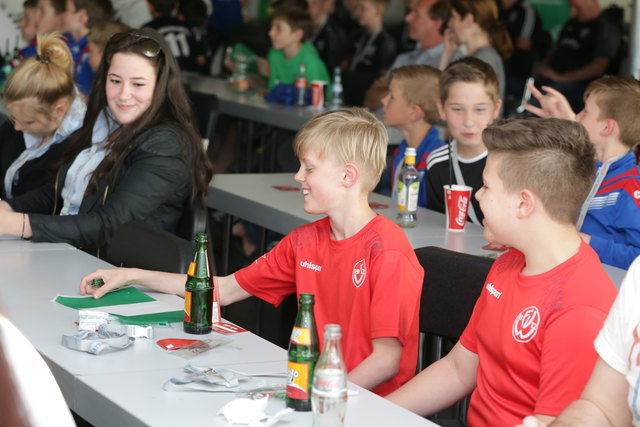 Jedes Team hat die Fahne des zugelosten Landes überreicht bekommen | Foto: Jens Vollmer