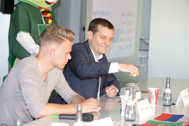 Auch Süwe-Geschäftsführer Rainer Zais spielte Glücksfee | Foto: Jens Vollmer