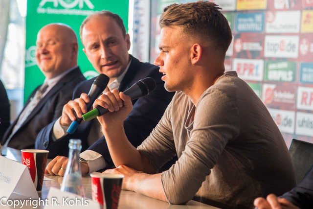 Tobias Ehrenberg vom Wochenblatt befragt FCK-Spieler Nicklas Shipnoski. | Foto: Roland Kohls