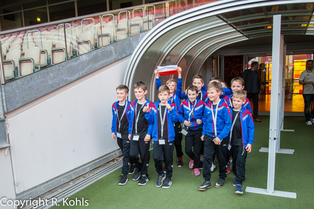 Einlaufen durch den Tunnel... | Foto: Roland Kohls