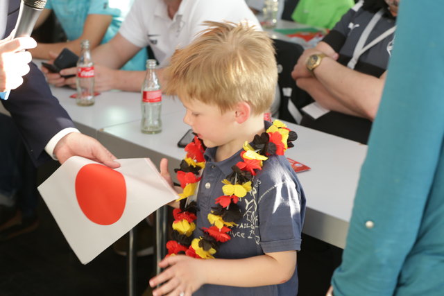Jedes Team hat die Fahne des zugelosten Landes überreicht bekommen | Foto: Jens Vollmer