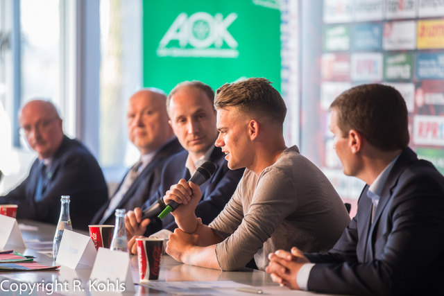 Tobias Ehrenberg befragt FCK-Spieler Nicklas Shipnoski. | Foto: Roland Kohls