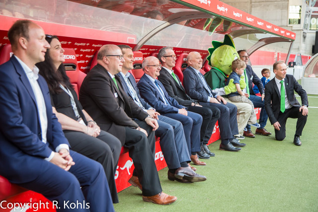 Fotoshooting auf der Bank.. | Foto: Roland Kohls