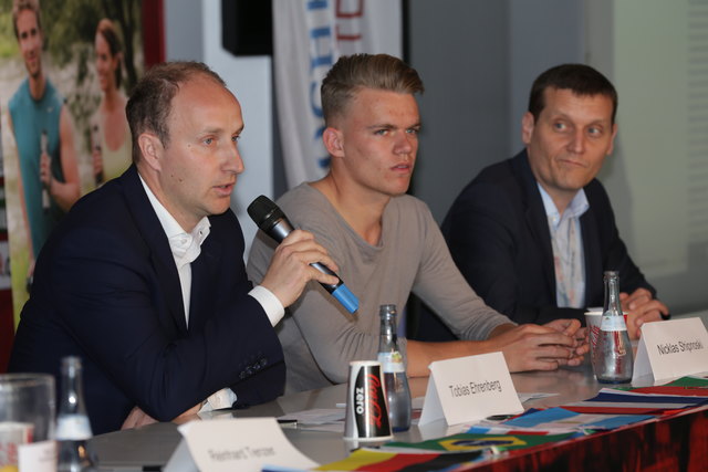 Tobias Ehrenberg (Wochenblatt, FCK-Spieler Nicklas Shipnoski und Geschäftsführer Rainer Zais | Foto: Jens Vollmer