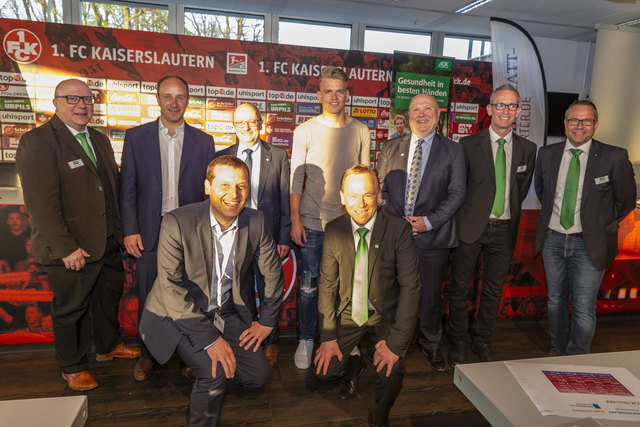 Vorfreude auf ein spannendes Turnier: Wochenblatt und AOK nach der Auslosung der Mannschaften | Foto: Jens Vollmer