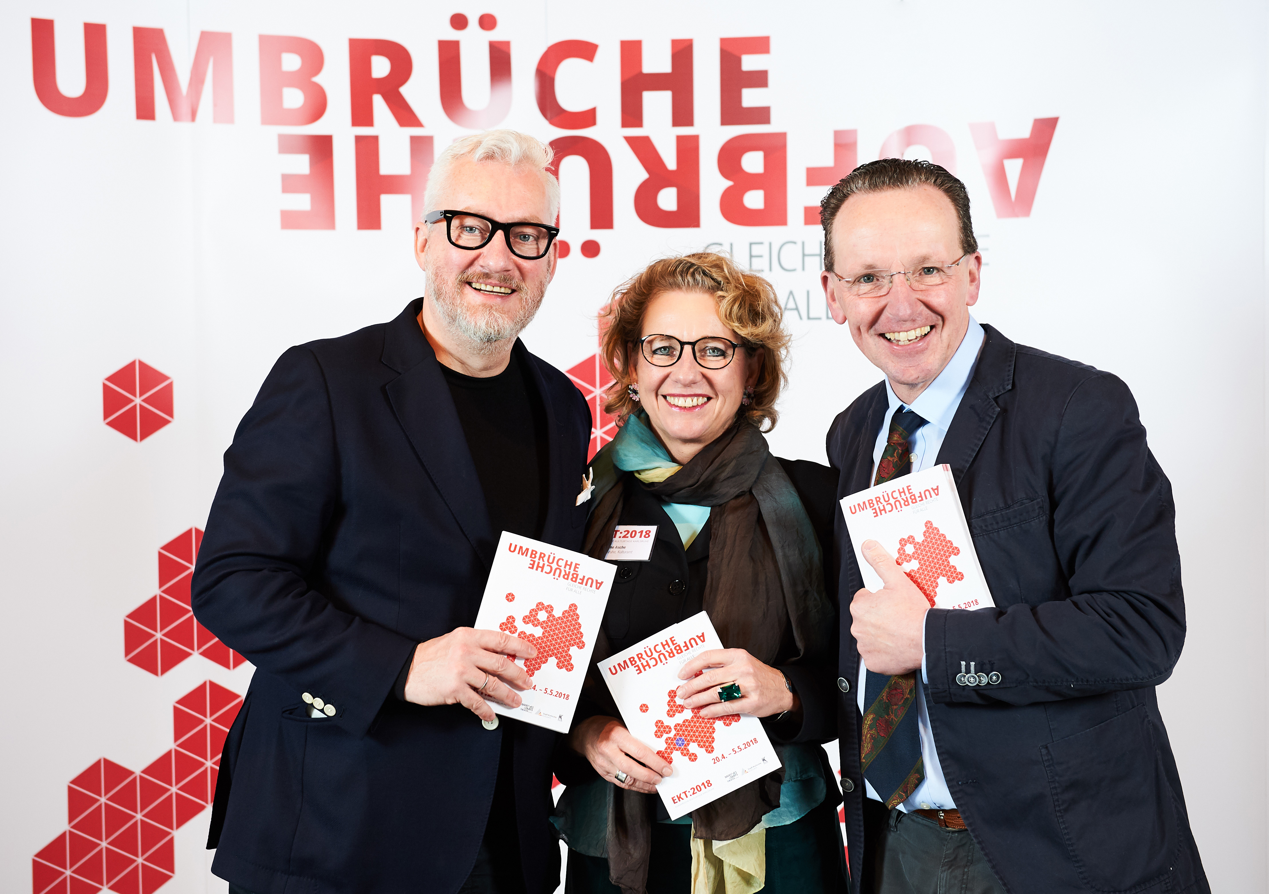 Freuen sich auf das Programm (v.l.): Peter Spuhler, Generalintendant des Staatstheaters Karlsruhe, Kulturamtsleiterin Susanne Asche und Bürgermeister Albert Käuflein