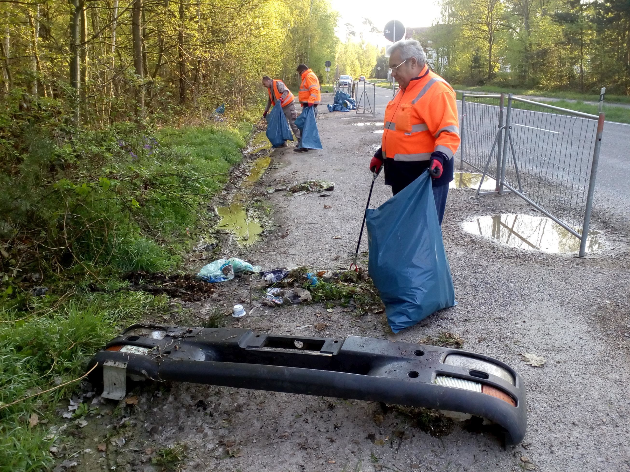 Seit Montag sind Mitarbeiter vom Baubetriebshof im Einsatz, um den wilden Müll aus der Landschaft zu holen.