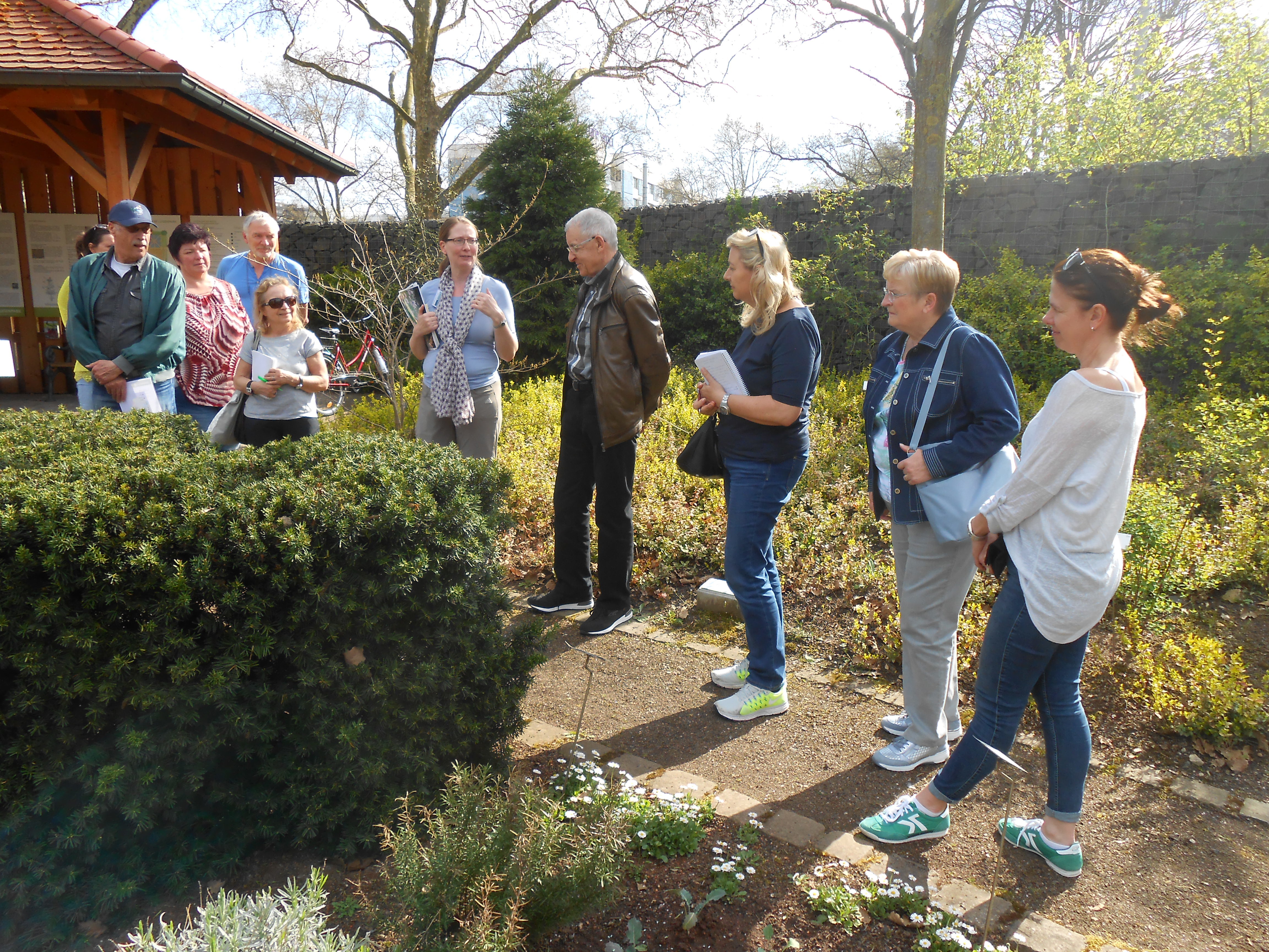 Claudia Zülz (5. von rechts) mit der Besuchergruppe.
