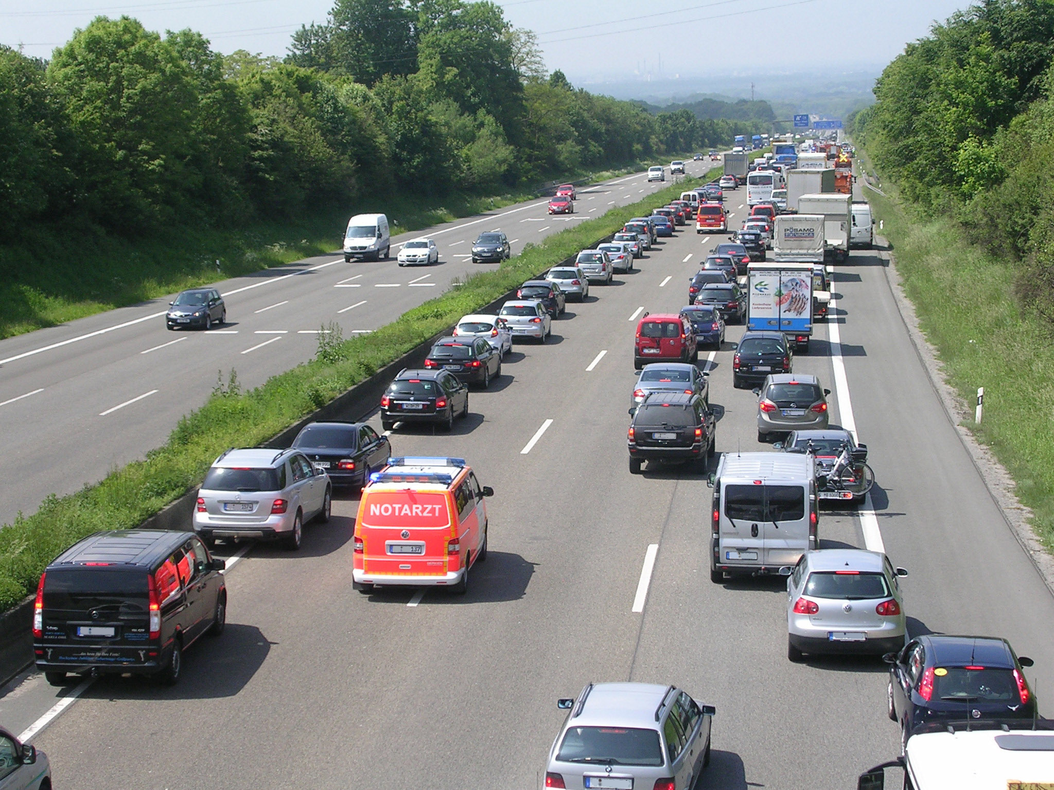 Eine Rettungsgasse zu bilden, ist eigentlich nicht so schwer ...