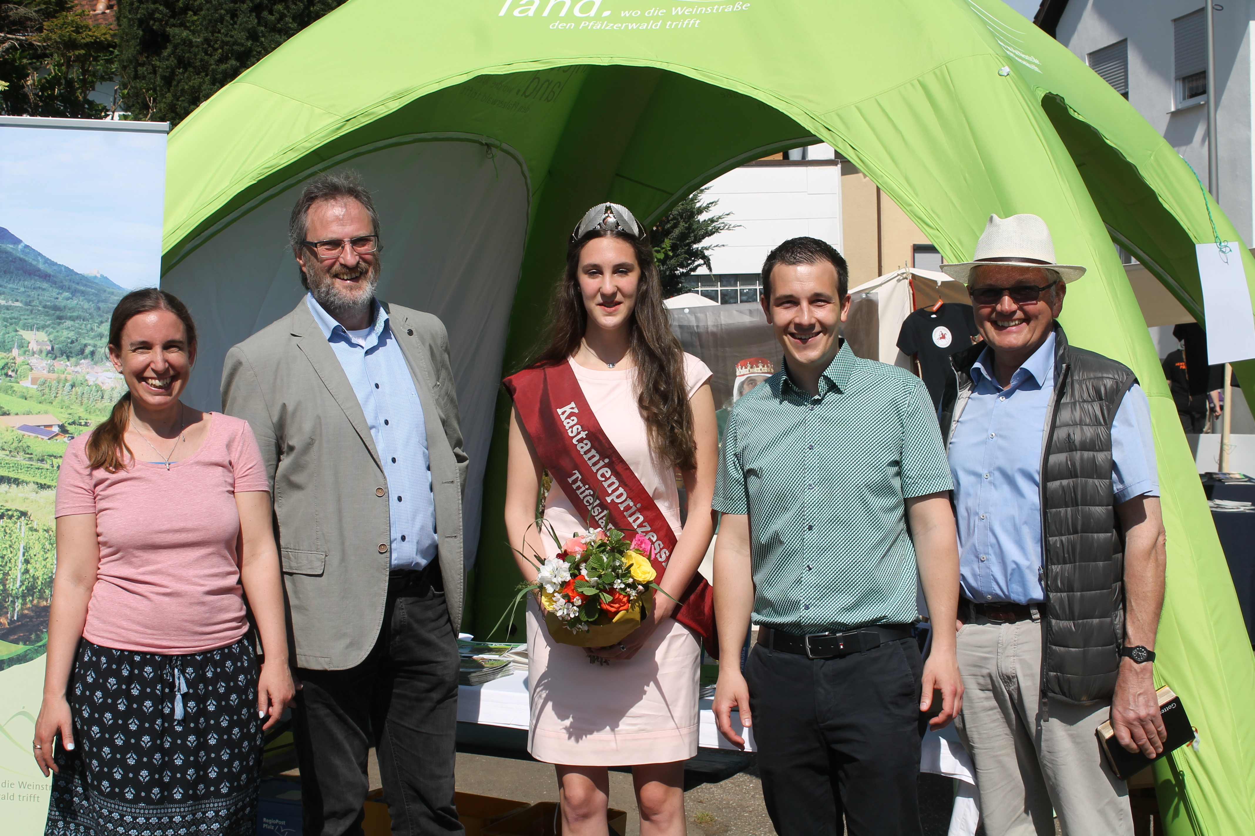 Am Trifelsland-Infostand fanden sich ein (von links nach rechts): Christina Abele (Geschäftsführerin Verein SÜW Annweiler), Reinhard Denny (Ortsbürgermeister Eußerthal), Kastanienprinzessin Celine, Christian Burkhart (Bürgermeister VG Annweiler) und Thomas Kiefer (Beigeordneter VG Annweiler).