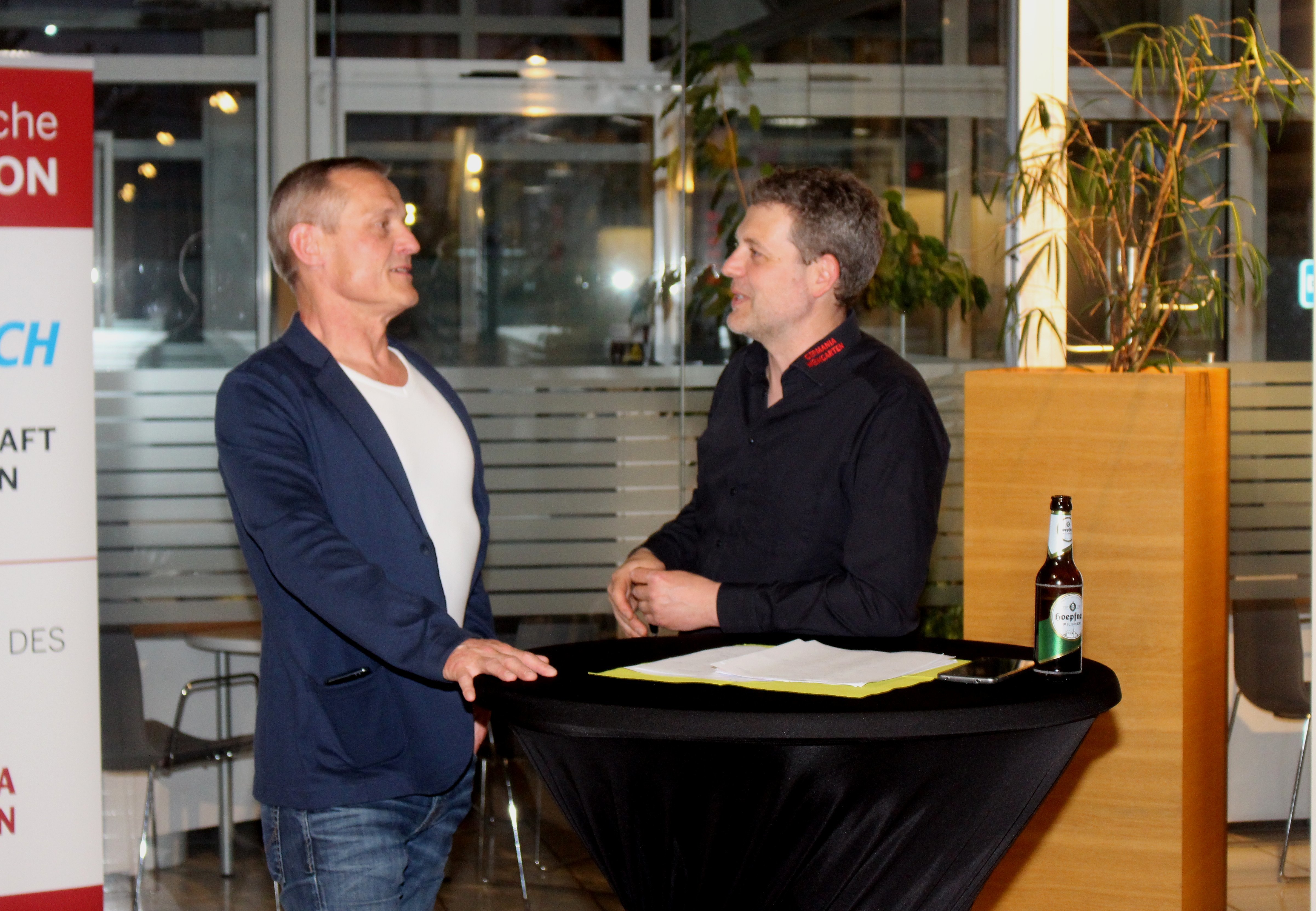 Im Gespräch: Der Germania-Vorsitzende Ralph Oberacker (re.) mit Sponsor Klaus Dietrich