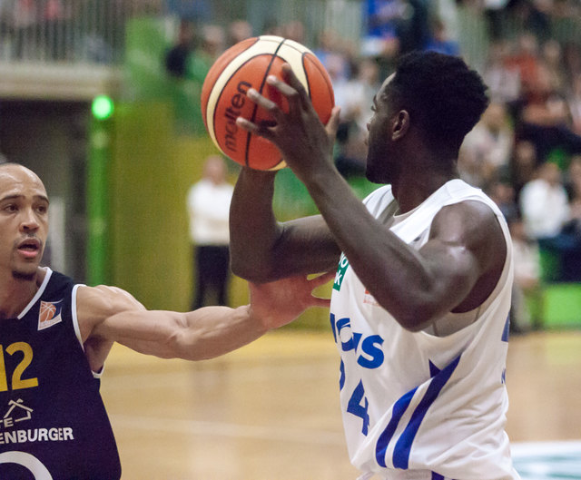 Roland Nyama gegen Vechta-Topscorer David Gonzalvez | Foto: wow.pics.ka