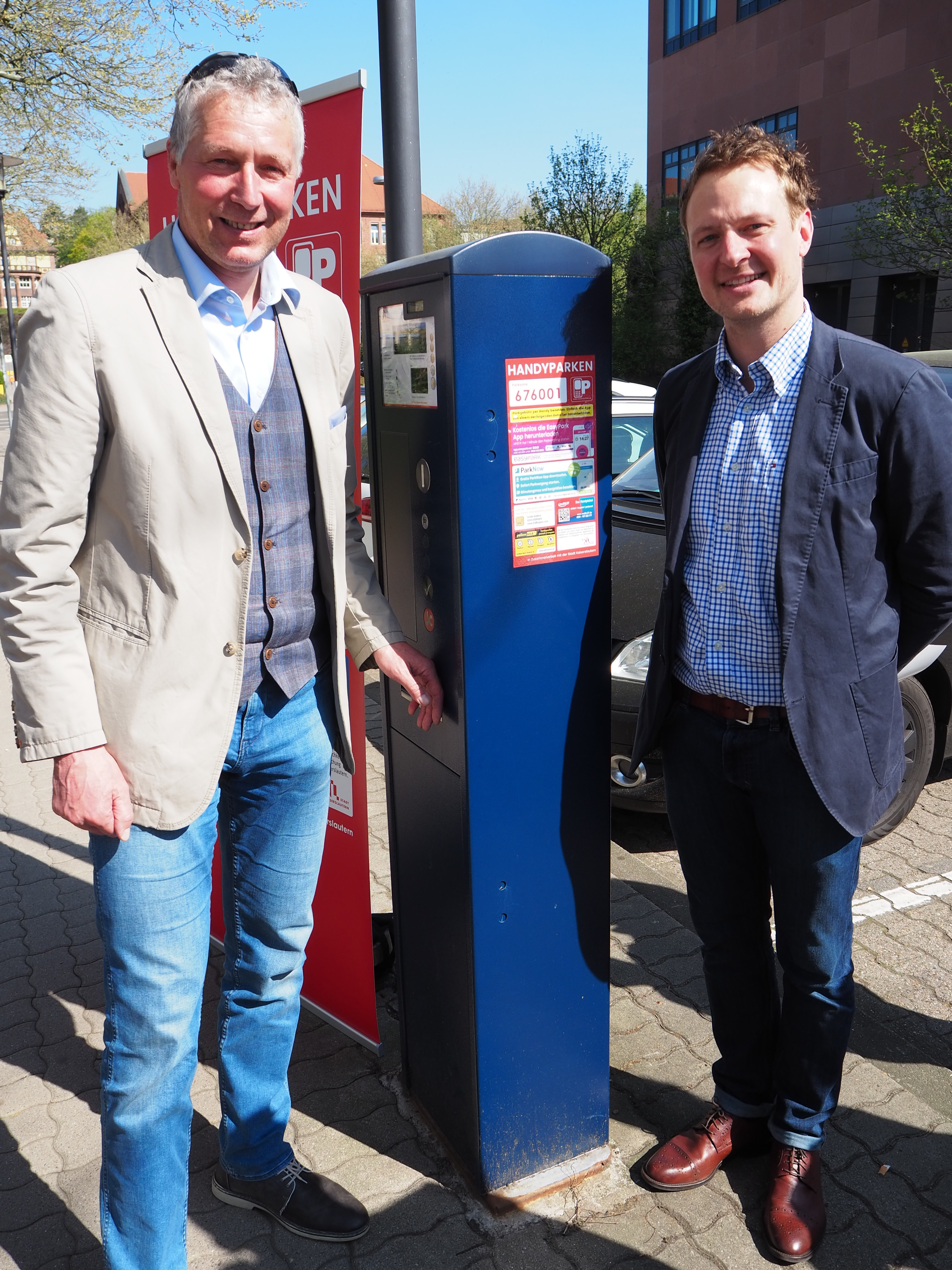 Freuen sich über das neue Handyparken: Peter Kiefer und Philipp Zimmermann