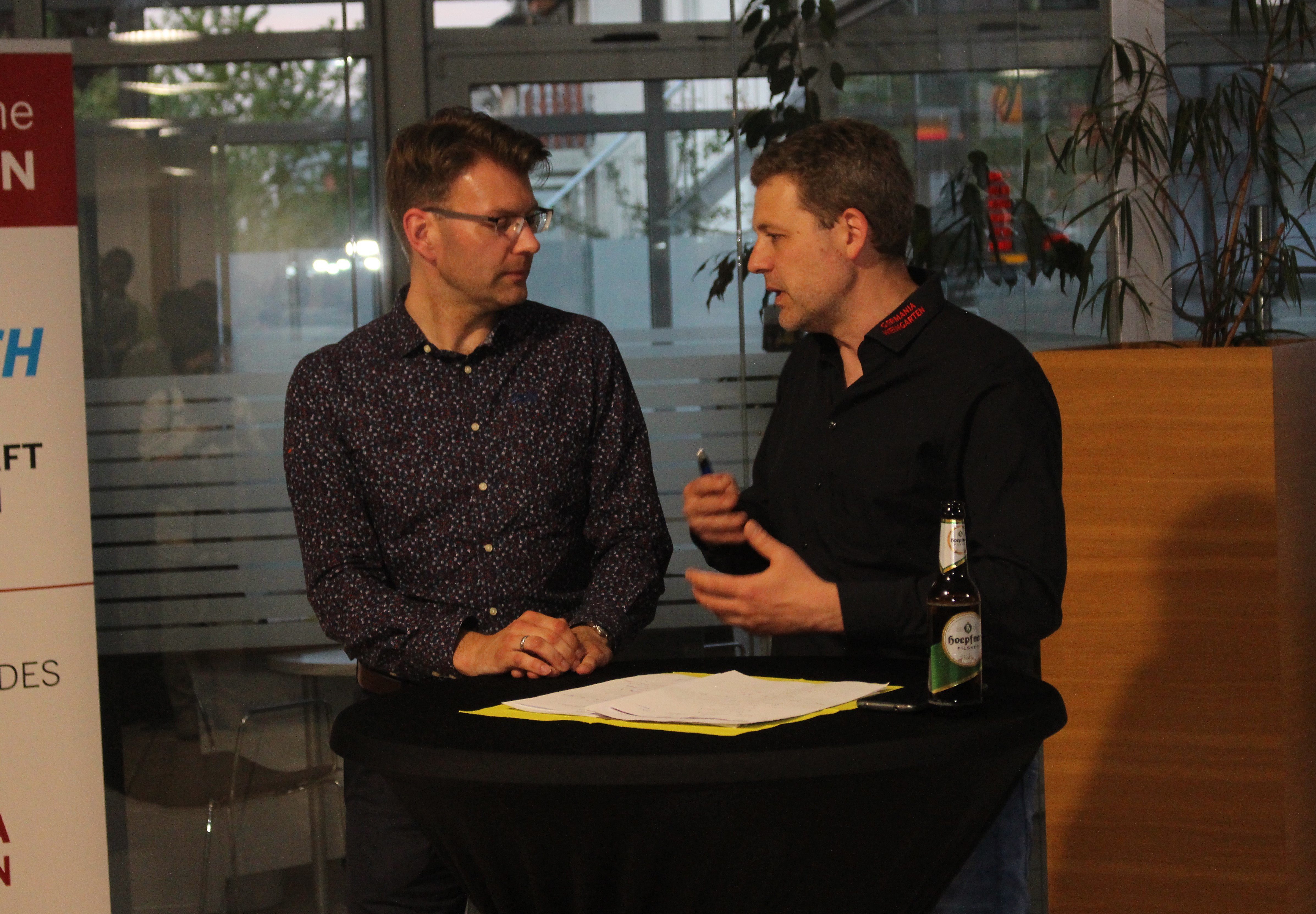 Im Gespräch: Der Germania-Vorsitzende Ralph Oberacker (re.) und der Europa-Abgeordnete Daniel Caspary