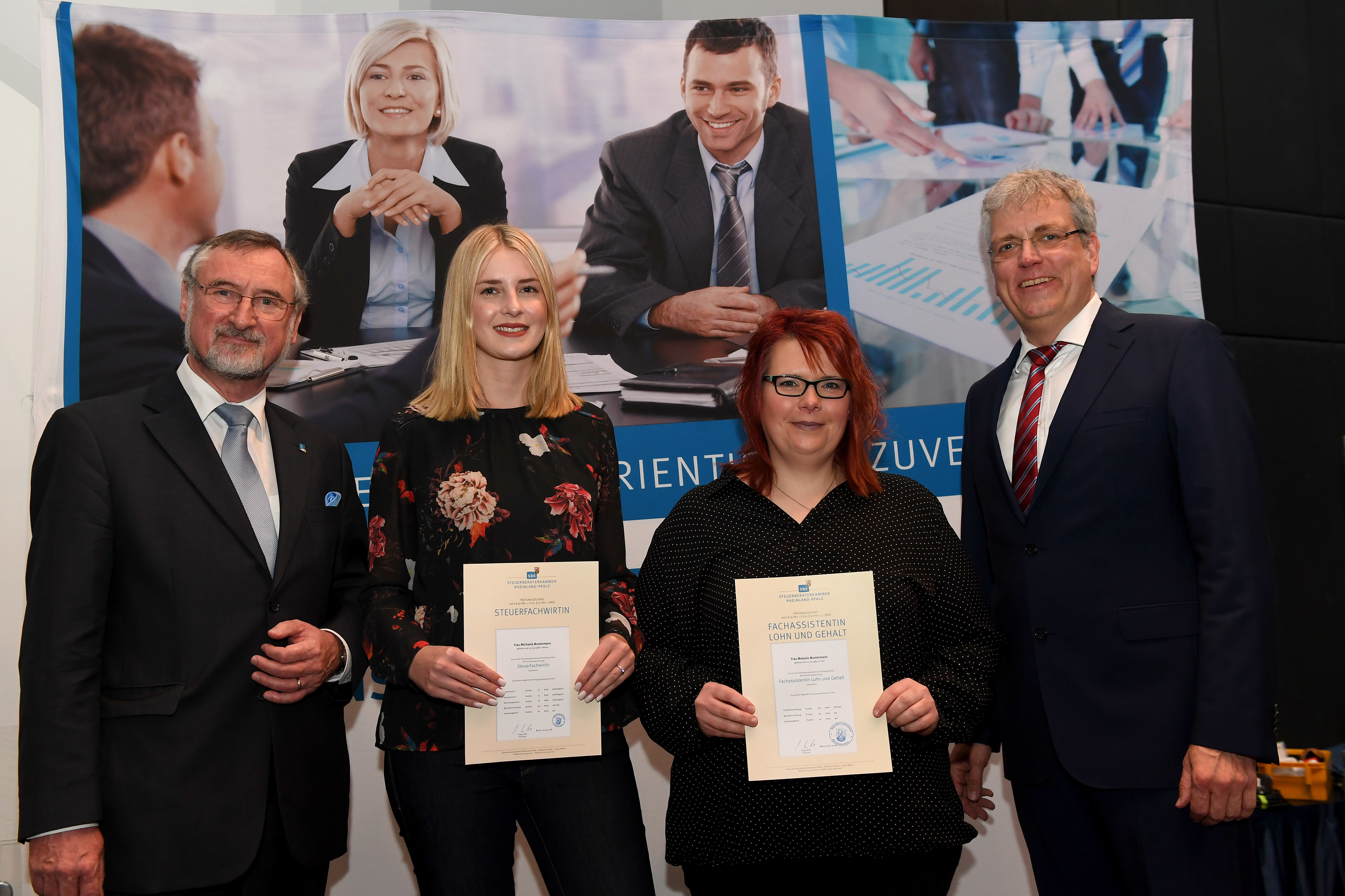 Kammerpräsident Edgar Wilk (l.) und Peter Hoffarth (r.), Präsidiumsmitglied der Steuerberaterkammer Rheinland-Pfalz, gratulieren Ex-Miss Strohhut Constanze Fuhrmanski und Dorothea Urban zur bestandenen Abschlussprüfung.