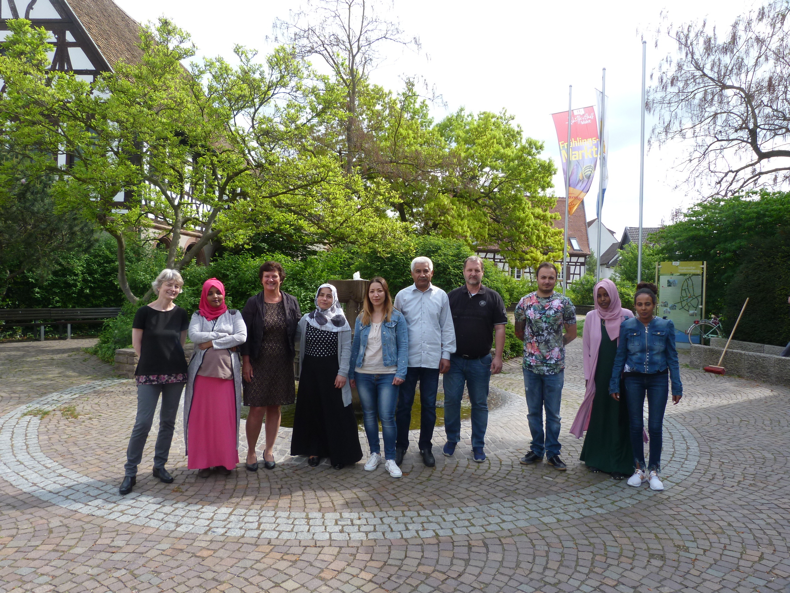 Die Teilnehmer des Integrationskurses besichtigten mit ihrer Kursleiterin Simone Holzhäuser-Sutter (li.) das Schifferstadter Rathaus. Bürgermeisterin Ilona Volk (3.v.li.) und Wieland Oestreicher (4.v.re.), der im Referat "Generationen und Soziales" für Flüchtlingsangelegenheiten zuständig ist, freuten sich sehr über den Besuch.