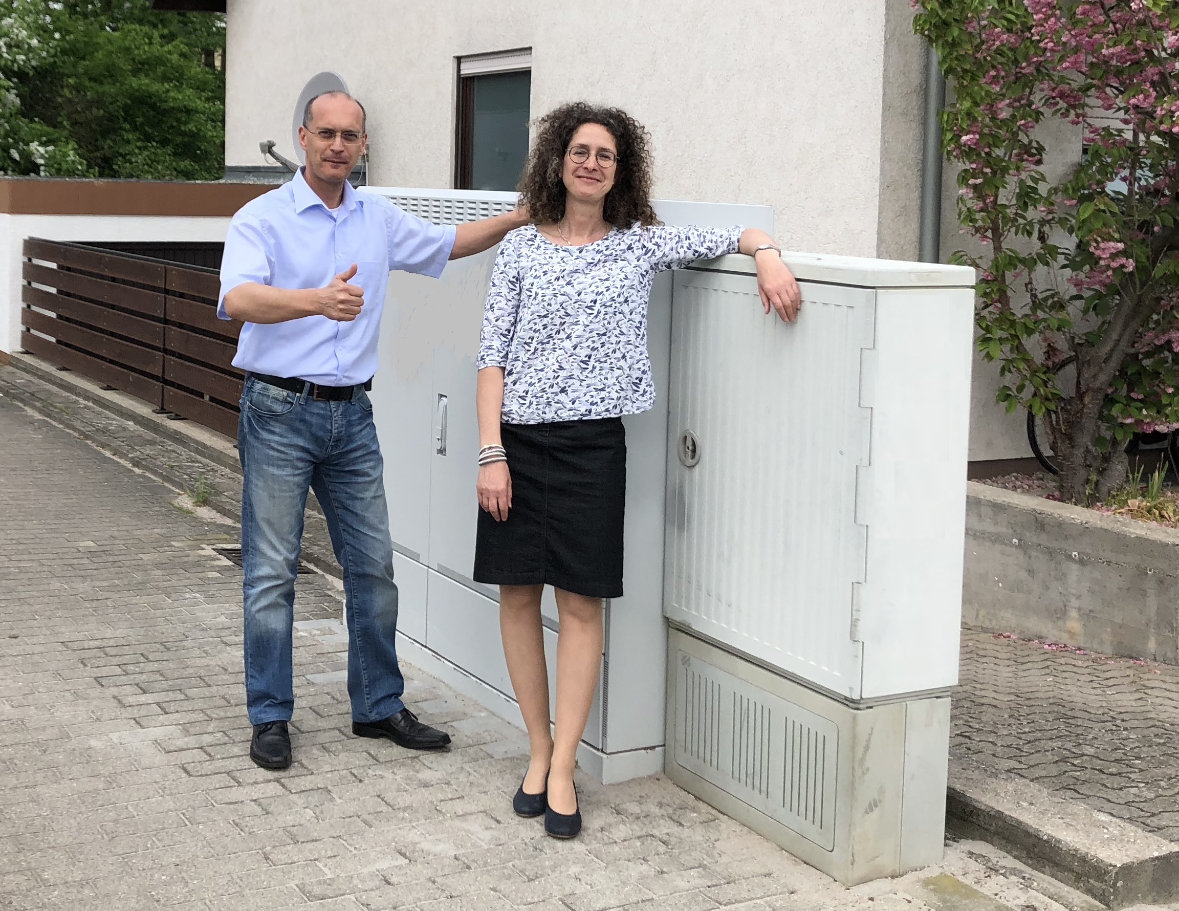 Verbandsbürgermeister Klaus-Dieter Wünstel und Ortsbürgermeisterin Sabine Baumann sind froh: In Jockgrim gibt es nun schnelles Internet.
