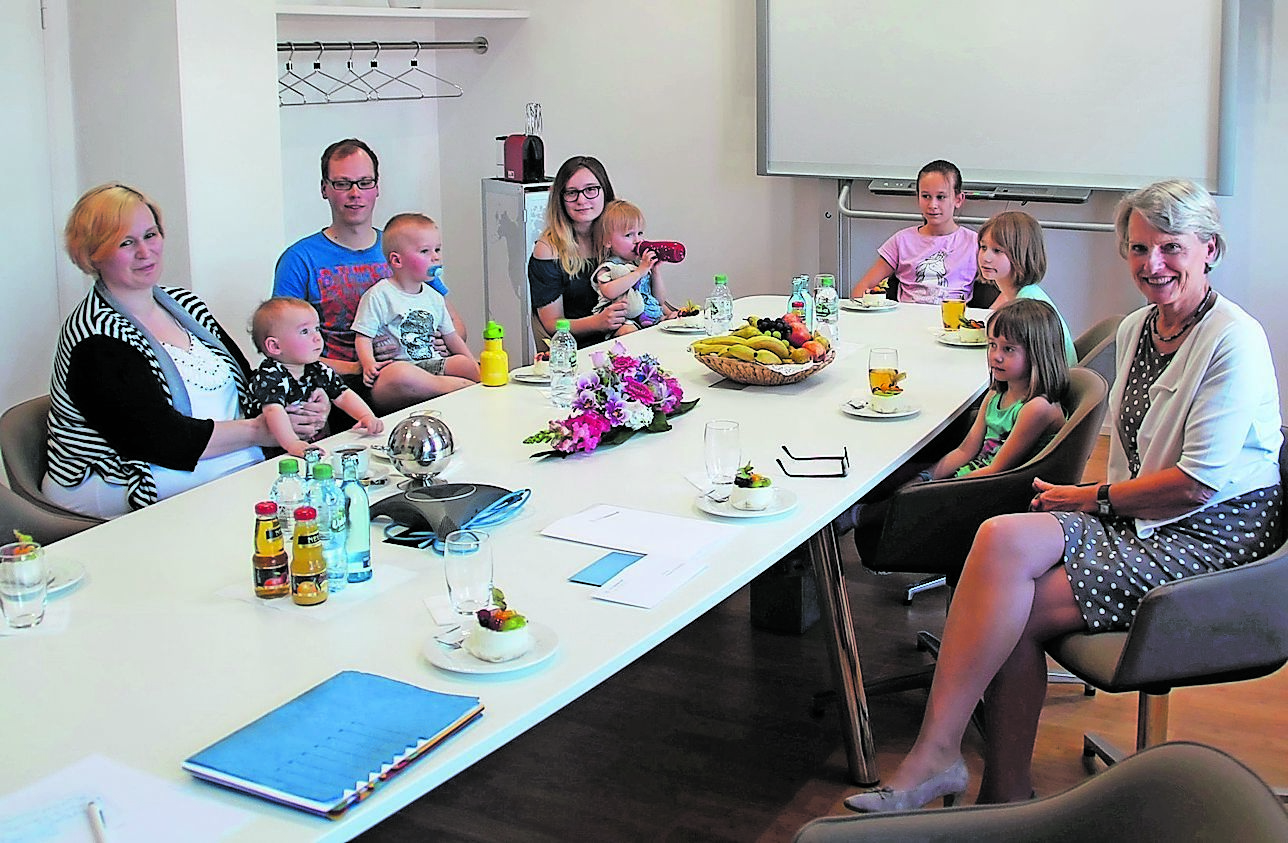 Die Mannheimer Bildungs- und Familienbürgermeistern Dr. Ulrike Freundlieb überreichte die Urkunde und das Patengeschenk des deutschen Staatsoberhauptes an den sieben Monate alten Knaben.