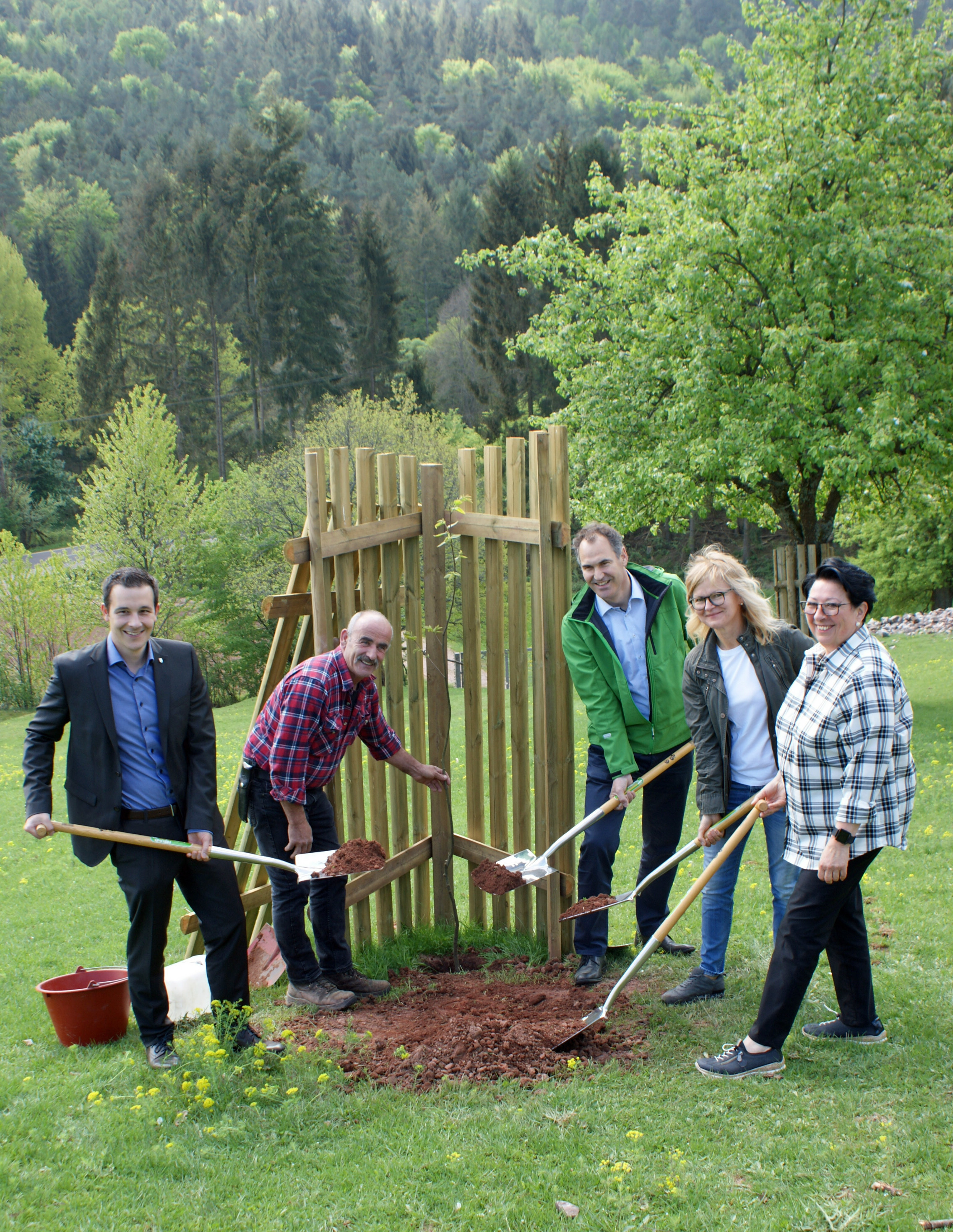 Landrat Dietmar Seefeldt (3.v.r.) und Bürgermeister Christian Burkhart (1.v.l.) pflanzten gemeinsam mit den Geschäftsführern des Wild- und Wanderparks Michael Müller und Marianne Geppert (1.v.r.) sowie der Beigeordneten der Ortsgemeinde Silz, Elke Mandery, die Esskastanien. Foto: SÜW
