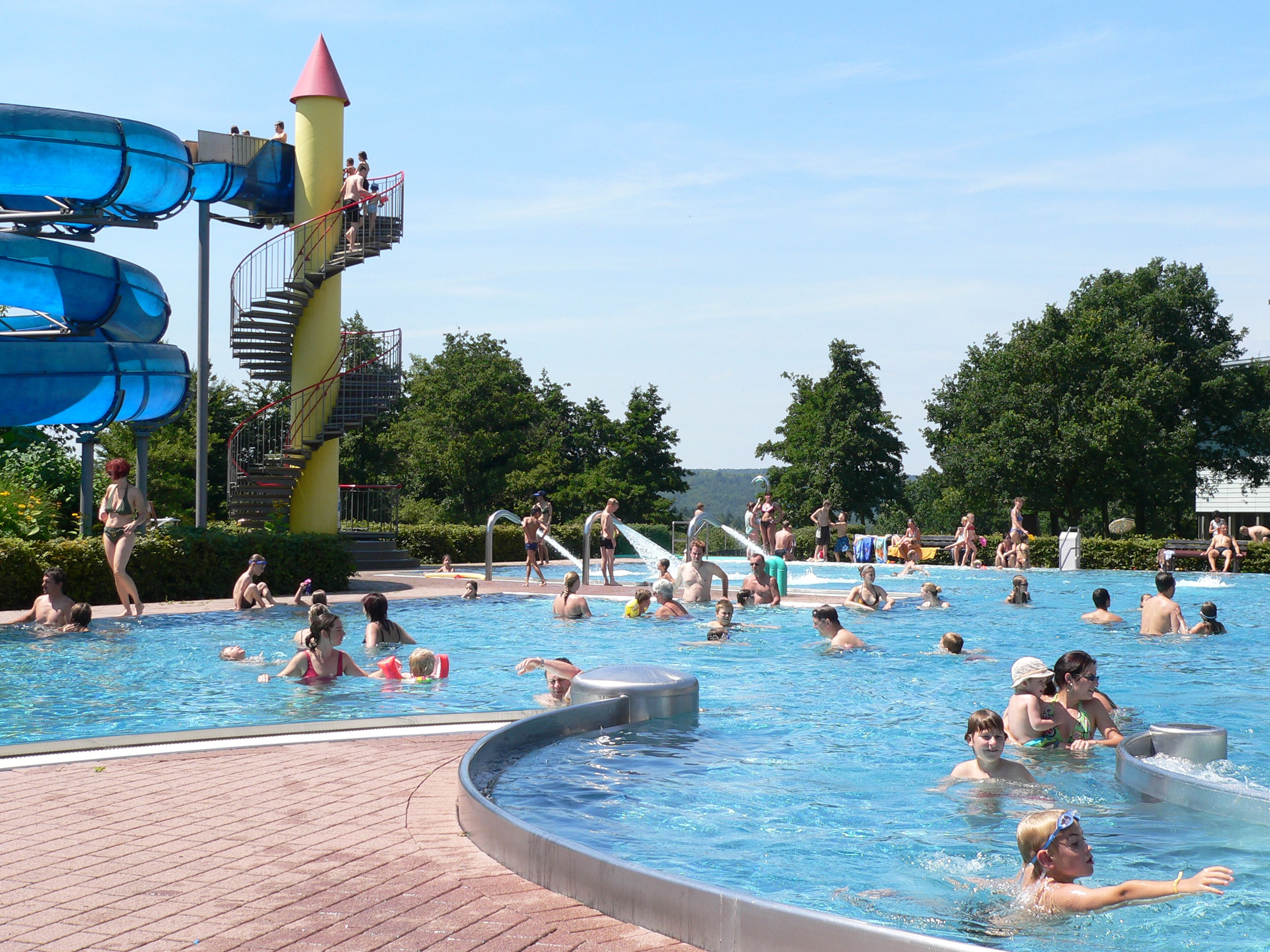 Freibad - Erlebnisbecken mit Rutsche - in Waldbronn