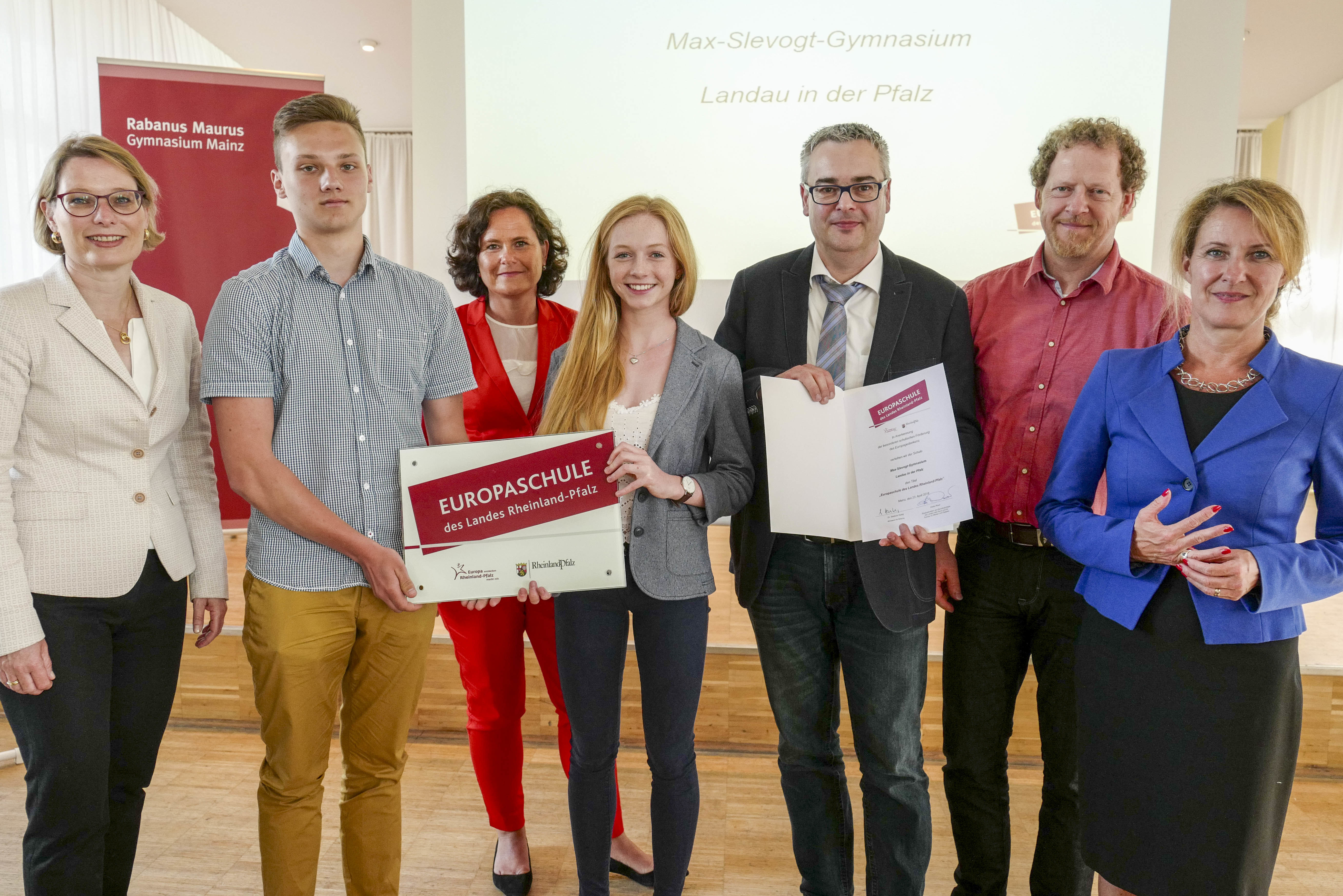 Das MSG erhielt in Mainz das Zertifikat als Europaschule (v.l.n.r.):
Bildungsministerin Dr. Stefanie Hubig, Leon Koller (Schülervertretung MSG), Beate Weisbarth (MSG), Franziska Stöhr (Schülervertretung MSG), Jochen Flohn (Schulleiter MSG), Torsten Broszonn (Elternvertretung MSG) und Staaatssekretärin Heike Raab. Foto: MSG