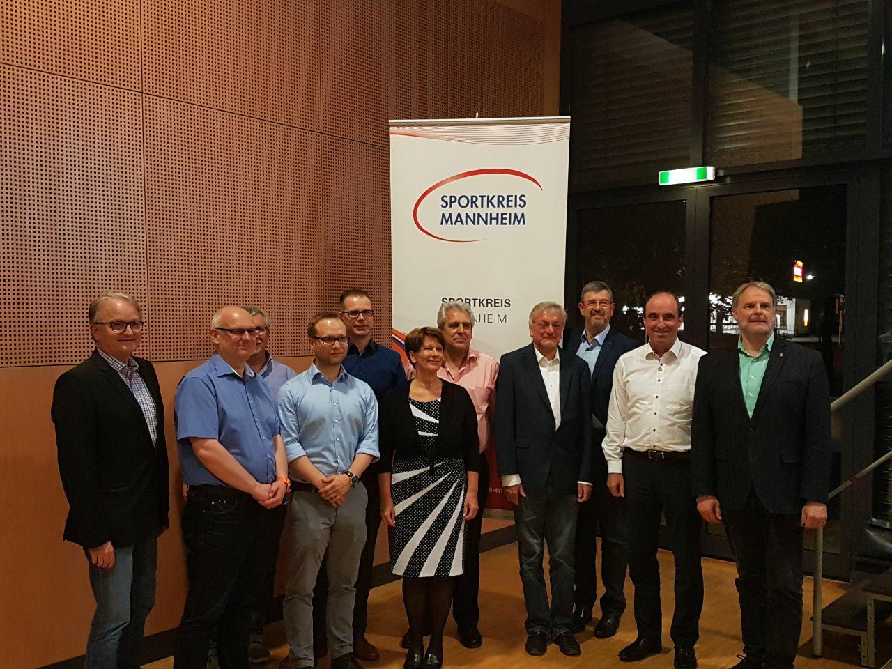 Der Sportkreis Mannheim (von links): Norbert Theobald, Wolfgang Winkler, Bernd Stezycki, René Ullrich, Karsten Bönisch, Vorsitzende Sabine Hamann, Wolfgang Gottmann, Kurt Herschmann, Bernhard Deigert, Uwe Zimmermann und Lutz Winnemann.