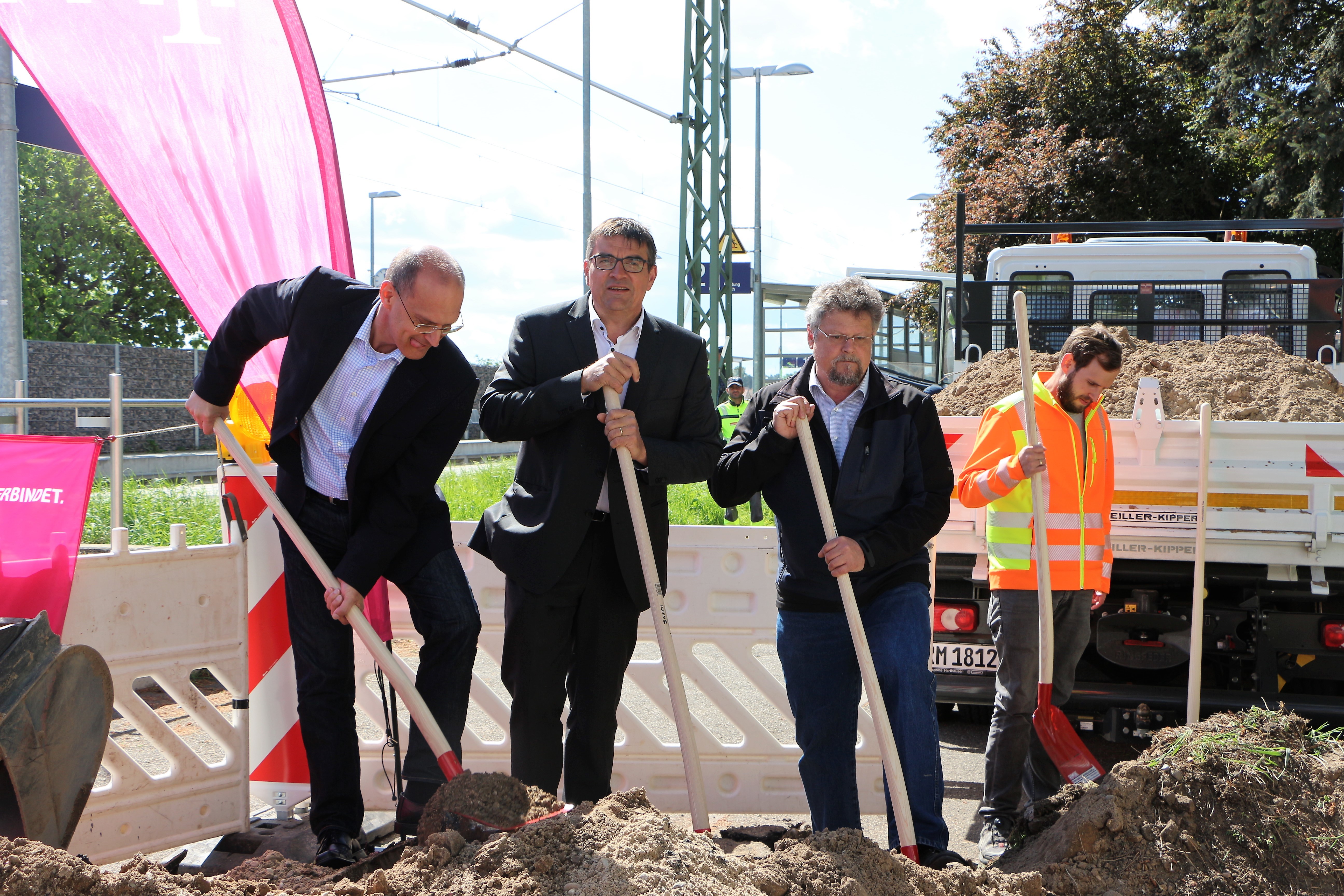 Spatenstich in Rheinzabern (von links): Karl-Dieter Wünstel (Verbandsbürgermeister), Jürgen Wolf (Telekom) und Roland Milz (Beigeordneter).