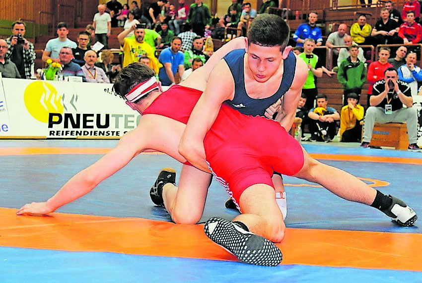 Maxim Riefling (ASV, hinten) in seinem Finalduell mit Kevin Gremm.