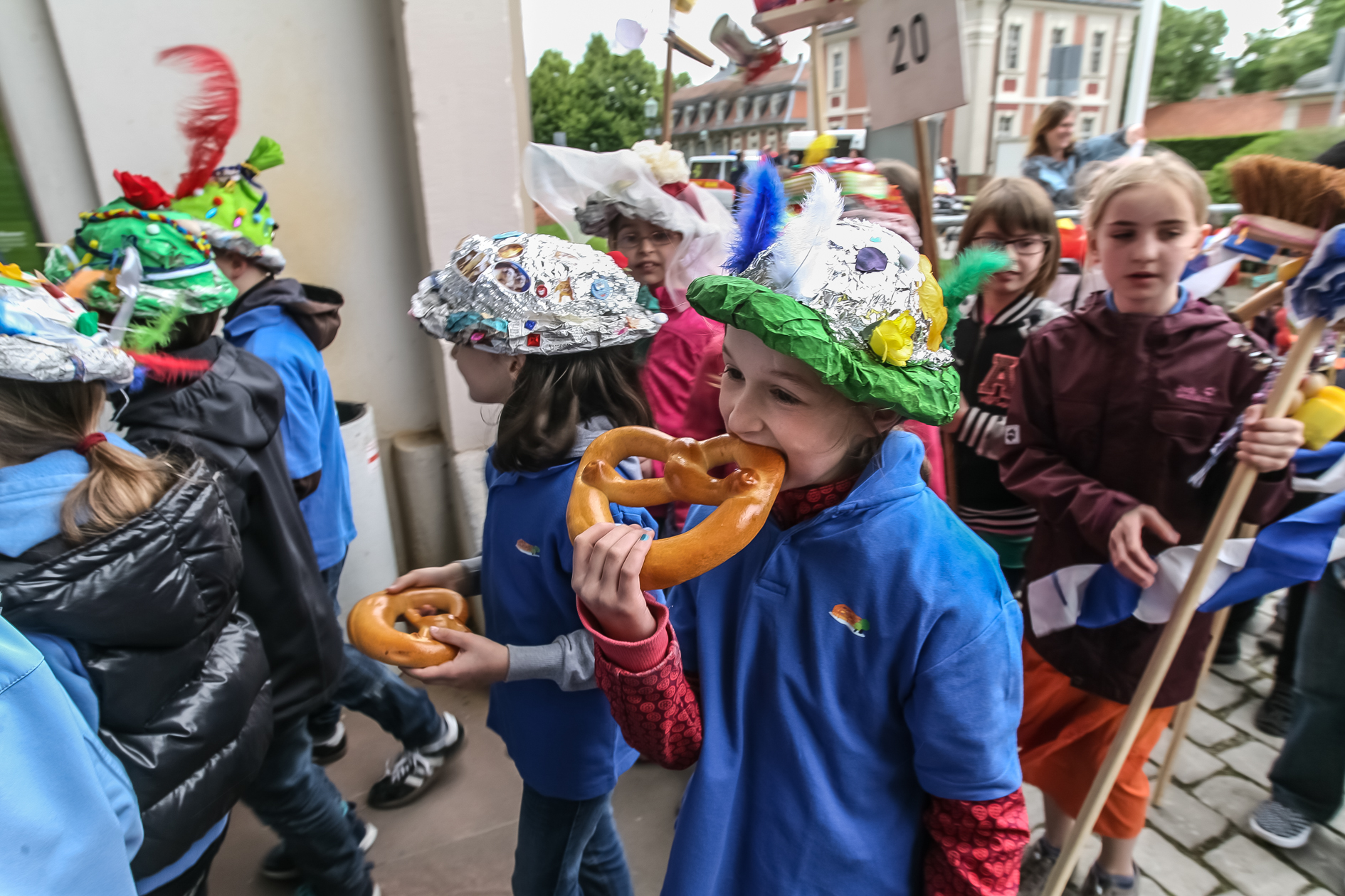 Am Ende des Sommertagszugs gibt es traditionell Brezeln für die Teilnehmer.