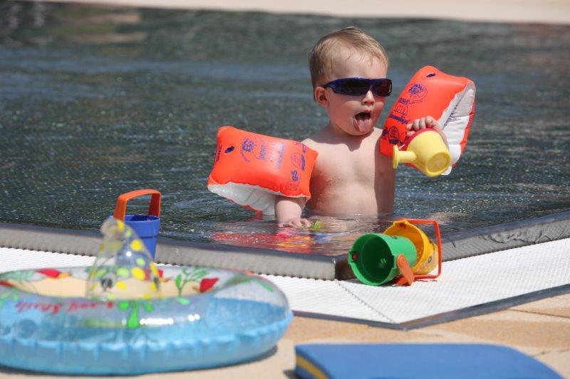 Auch die kleinen Badegäste haben ihren eigenen Berich im Landauer Freibad. Foto: stp