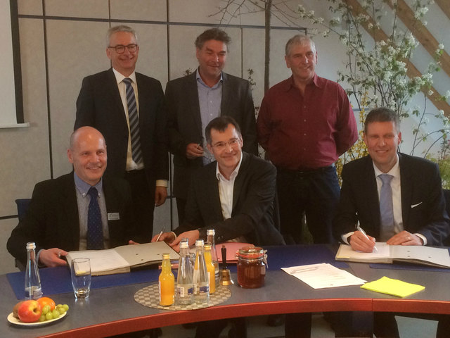 Die Projektpartner bei der Unterzeichnung des Kooperationsvertrags. Hintere Reihe: Landrat Dr. Christoph Schnaudigel, Prof. Dr. Alexander Siegmund (PH Heidelberg), Erwin Holzer (AHNU). Vordere Reihe: Thomas Kuppinger (LEV), Bürgermeister Klaus Detlev Huge, Dr. Rüdiger Recknagel (Audi Stiftung für Umwelt GmbH).