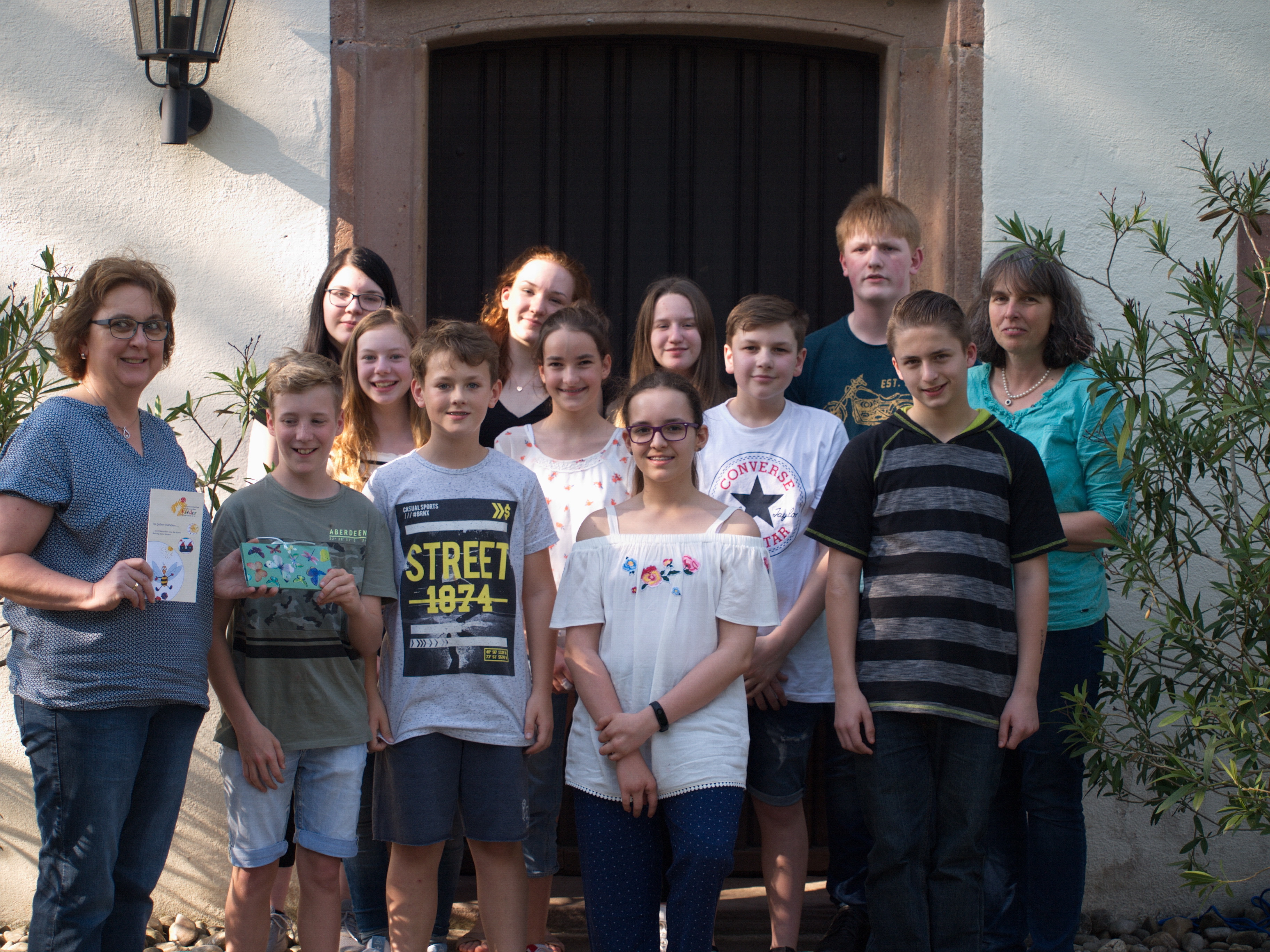 Untere Reihe: Christel Noll, Luca Rheinheimer, Yannick Masanek, Amelie Makus und Luca Raudonat. Mittlere Reihe: Anna Jung, Hannah Radtke, Lukas Weber, Pfarrerin Anja Scheel- Böß. Hintere Reihe: Trixi Rauleder, Sophie Müller, Maxime Lamberz und René Fröhlich. Nicht auf dem Bild: Kyana Göttel, Lars Richter und Tim Constanz.