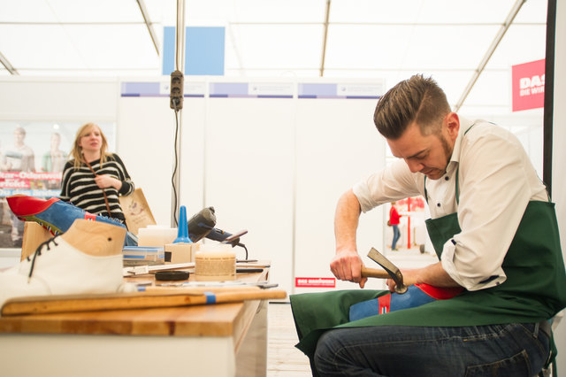 Ein Schuhmacher in Aktion. | Foto: Gaier