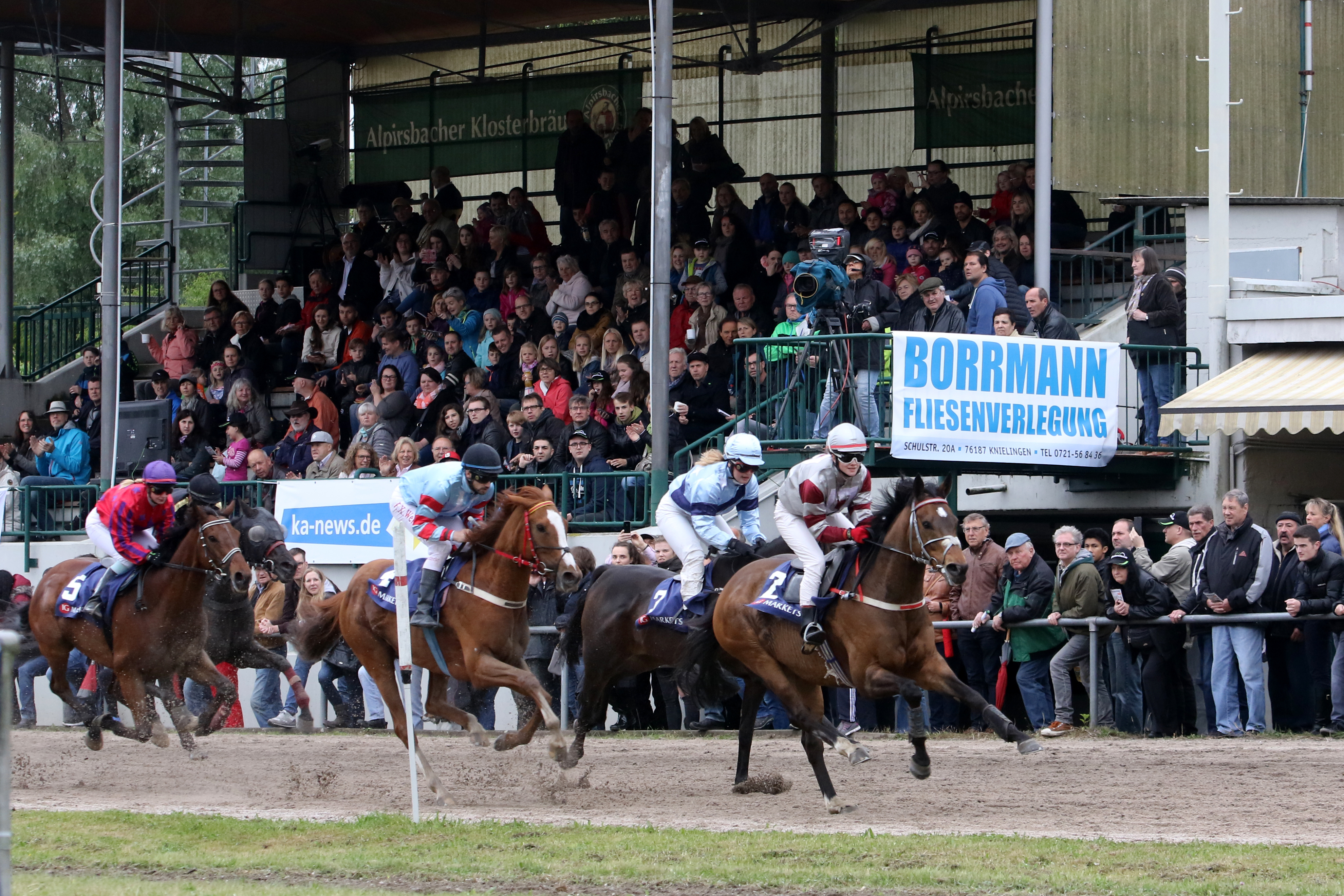 Vor der Tribüne