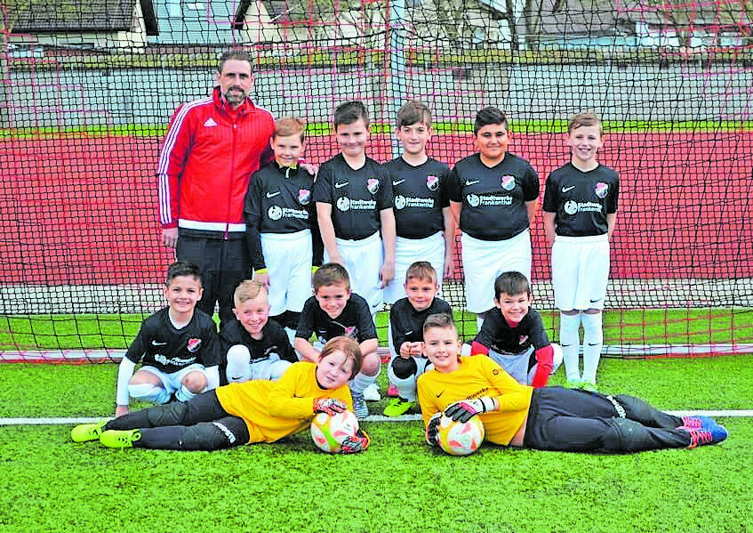 Die E2-Jugend des MTSV Beindersheim mit Trainer Torsten Winterott.