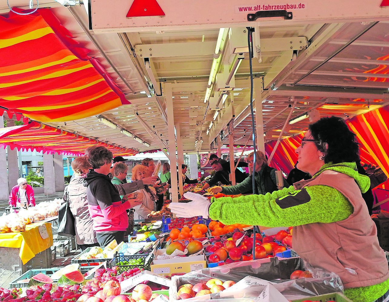 Willkommen auf dem Wochenmarkt: Die Händler freuen sich, wenn viele Kunden auf den Exe kommen. Foto: Kling