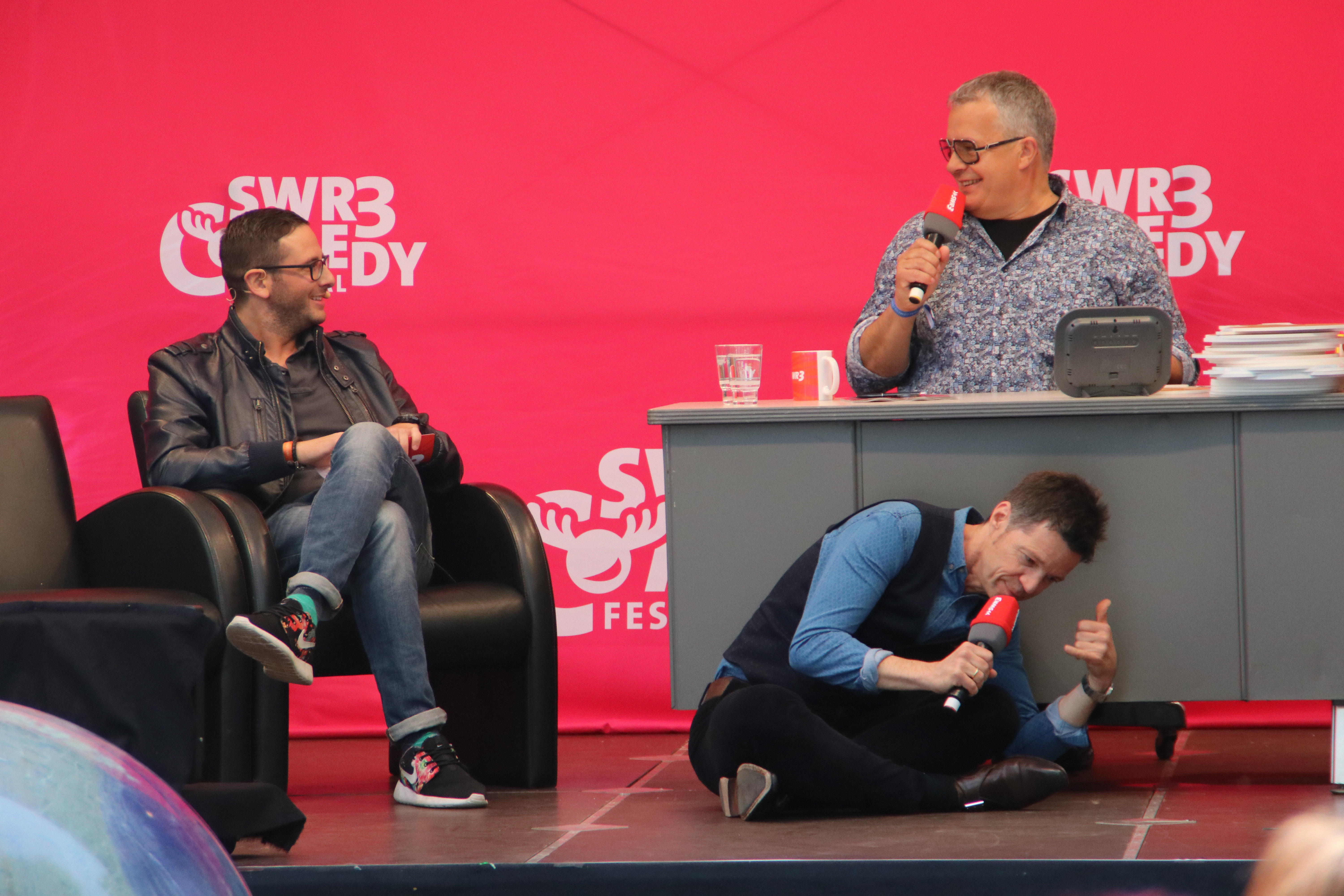 Auf dem Schlossplatz gibt es ein kostenloses Begleitprogramm mit Interviews und Hintergrundgeschichten der Comedy-Stars. Foto: Mappes