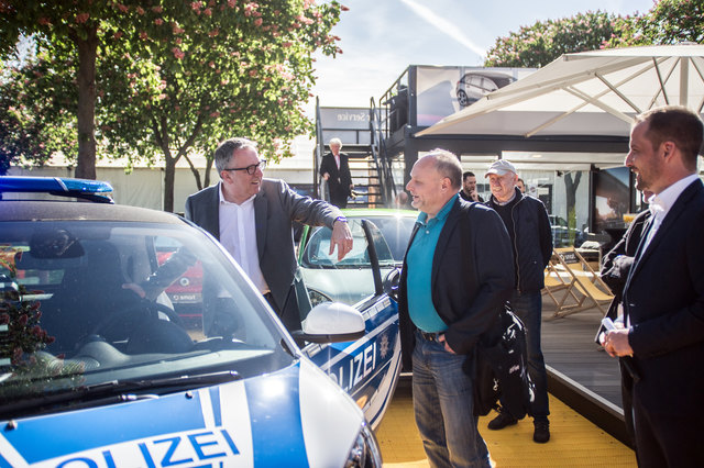 Oberbürgermeister Dr. Peter Kurz am Stand von Mercedes-Benz. | Foto: Gaier