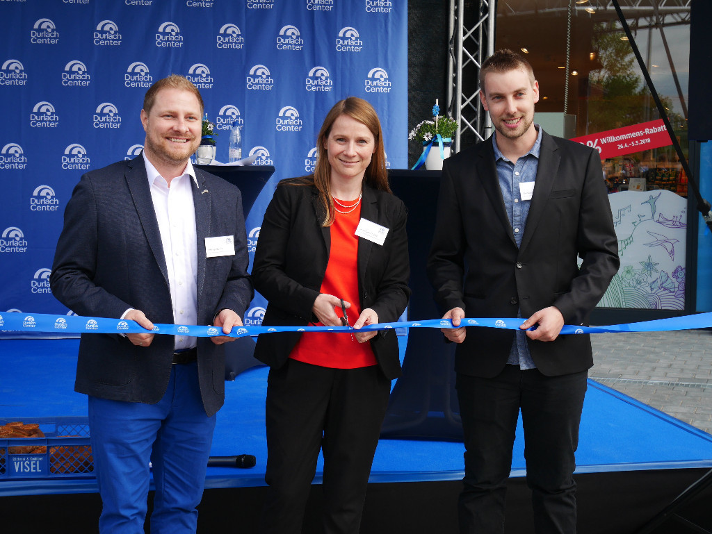 Eröffnung: Freuen sich über die „Durlach Center“-Erweiterung (v.l.): Philipp Harms, Filialeiter „dm-drogerie markt“, Jacqueline Brunner, Centermanagerin „Durlach Center“, und Guillaume Kochert, Store Leader „Decathlon“