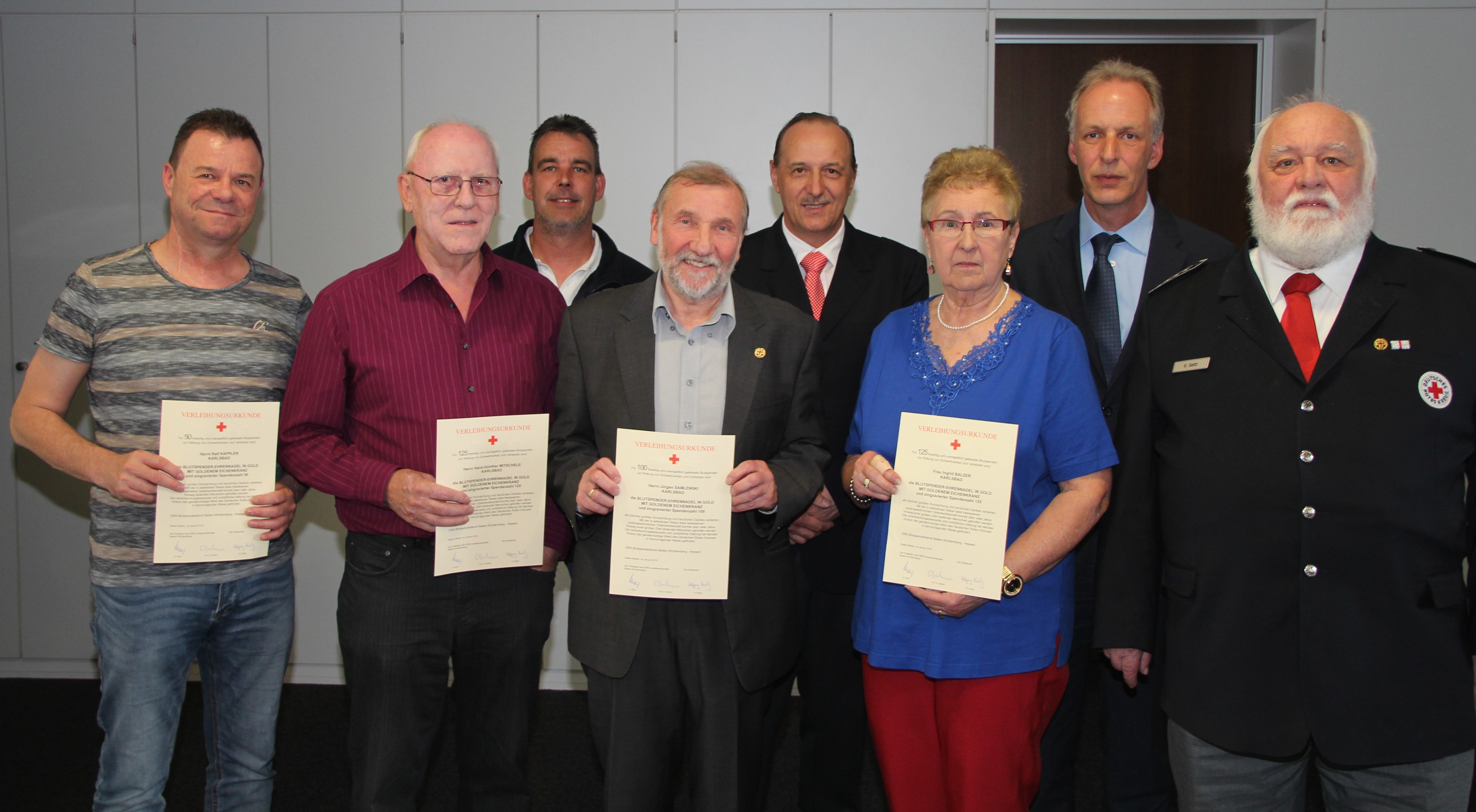 (v.l.) Ralf Kappler (50facher Blutspender), Hans-Günther Mitschele (125facher Blutspender), Jürgen Samlenski (100facher Blutspender), Ingrid Balzer (125fache Blutspenderin) mit Bürgermeister Jens Timm (7. v.l.) und örtlichen DRK-Vertretern.