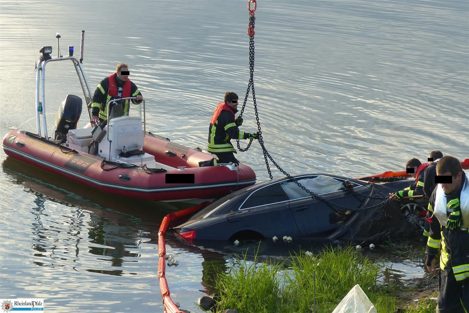 Das Auto wurde durch die Feuerwehr Speyer geborgen.