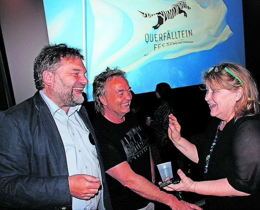 Kultrudezernent Ingo Röthlingshöfer, Kulturamtsleiter Wolfgang Dinges und Marina Kammerloh von der Musikschule „Jugendphilharmonie Deutsche Weinstraße“ im lebhaften Gespräch im Zeichen des Zebras.