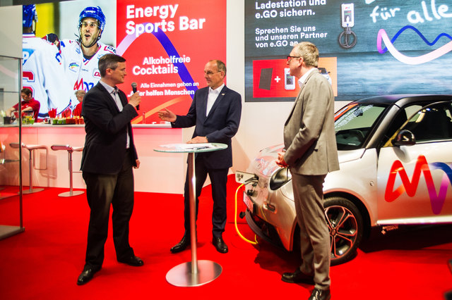 Am Stand der MVV Energie: MVV-Pressesprecher Dirk Kohlmann, MVV-Vorstandsmitglied Ralf Klöpfer und OB Dr. Peter Kurz (von links). | Foto: Gaier