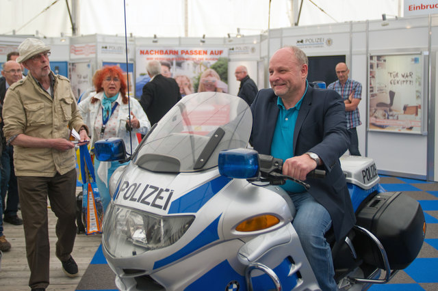 Martin Boll, Leiter des Referats Prävention bei Polizeipräsidium Mannheim, gibt Gas.   | Foto: Gaier